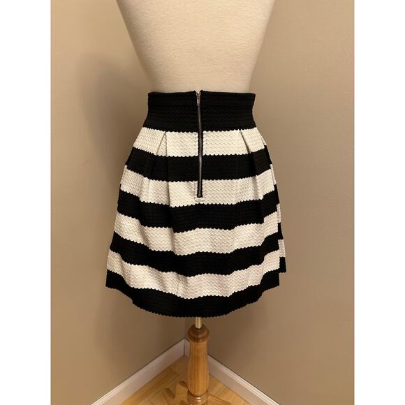 Pure Sugar Pleated Back Zip Stretch Waist Black Striped Textured Skirt Sz Large - Picture 4 of 6